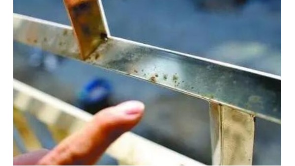 不锈钢管上的锈迹该怎样清理