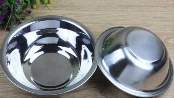 不锈钢碗可以放微波炉加热吗？