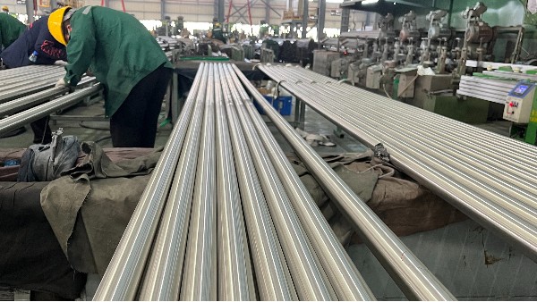 光伏推杆与污水处理设备不锈钢用管的“环境耐力赛”